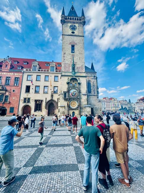 Prague: Iconic Historic Center with Local Tips and Art - Key Points