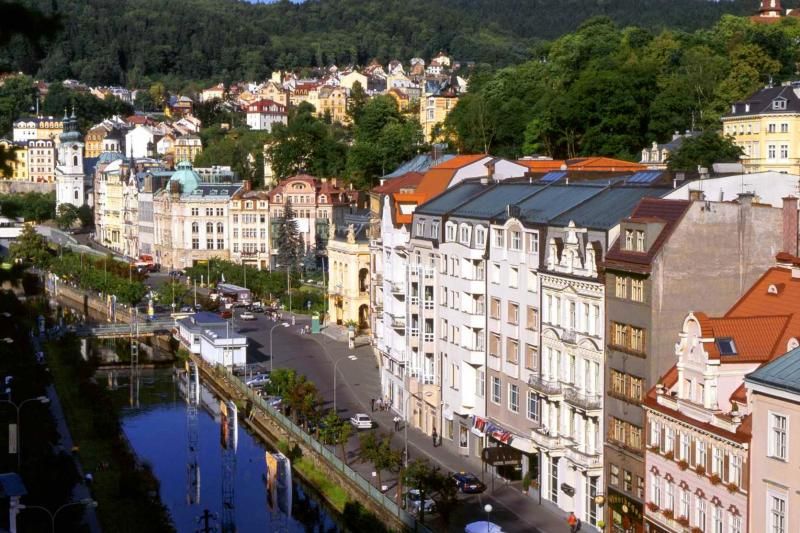 Prague: Karlovy Vary Tour with Lunch and Moser Museum Visit - Flexible Free Time and Return Journey