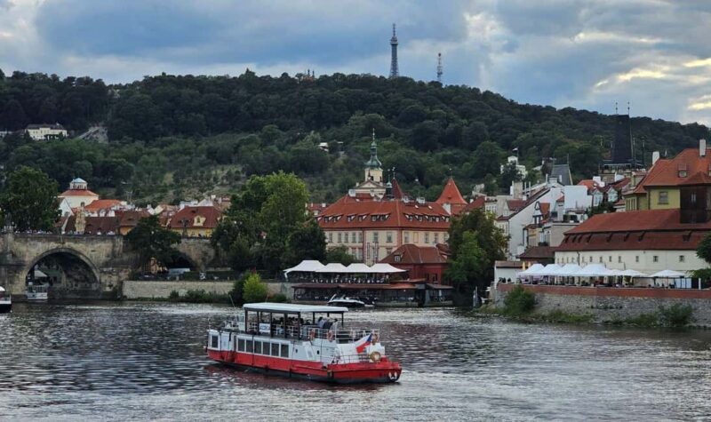 Prague: Lunch Cruise on the Vltava with 3-Course Menu - Key Points