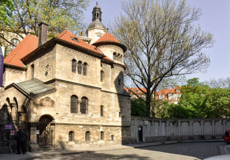 Prague: Old Town and Jewish Quarter Guided Walking Tour - The Guide’s Style and Knowledge