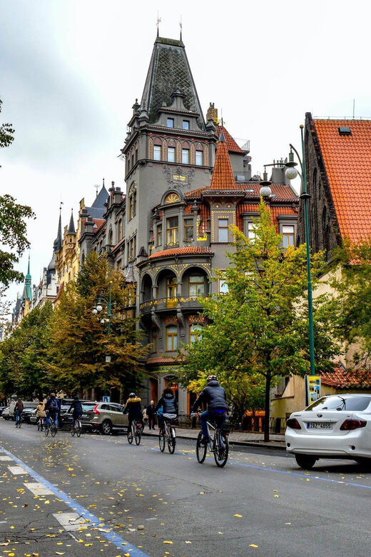 Prague: Old Town and Jewish Quarter Walking Tour - Tyn Church and the Old Town Hall’s Architectural Significance