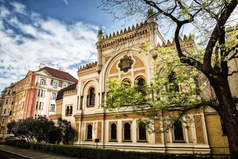 Prague: Old Town and Jewish Quarter Walking Tour - Exploring the Jewish Quarter: Synagogues, Cemetery, and History
