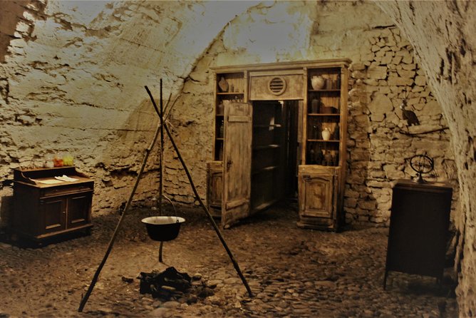 Prague Old Town, Medieval Underground and Dungeon Historical Tour - The Guide’s Style and Knowledge