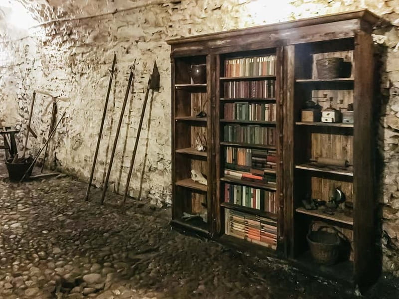 Prague: Oldtown, Medieval Underground & Dungeon History Tour - Practical Details and Meeting Points