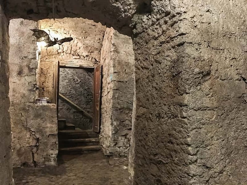 Prague: Oldtown, Medieval Underground & Dungeon History Tour - Why This Tour Stands Out