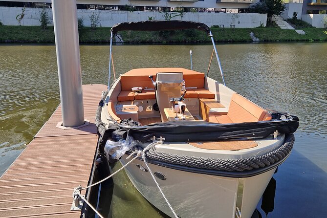 Prague Private Boat Tour - 2 Hours - Navigating the Modern Neighborhoods of Karlin and Holesovice