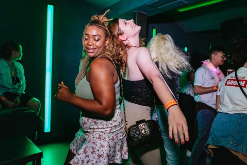 Prague: Pub Crawl with Unlimited Drinks and Cocktails - Logistics: Meeting Points and Timing