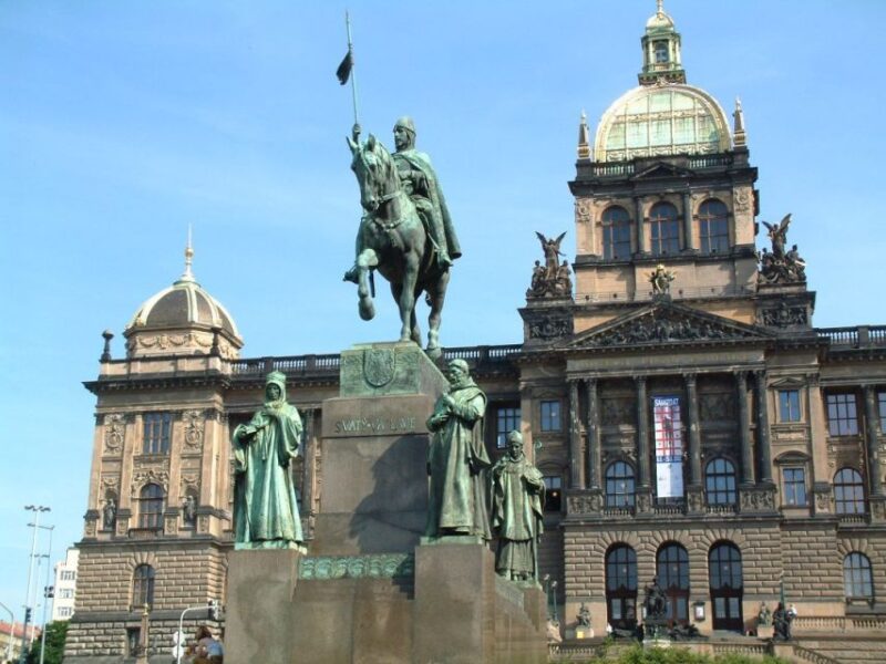 Prague Sightseeing Tour with Lunch - Visiting the Prague Castle Complex and Loreta Pilgrimage Site