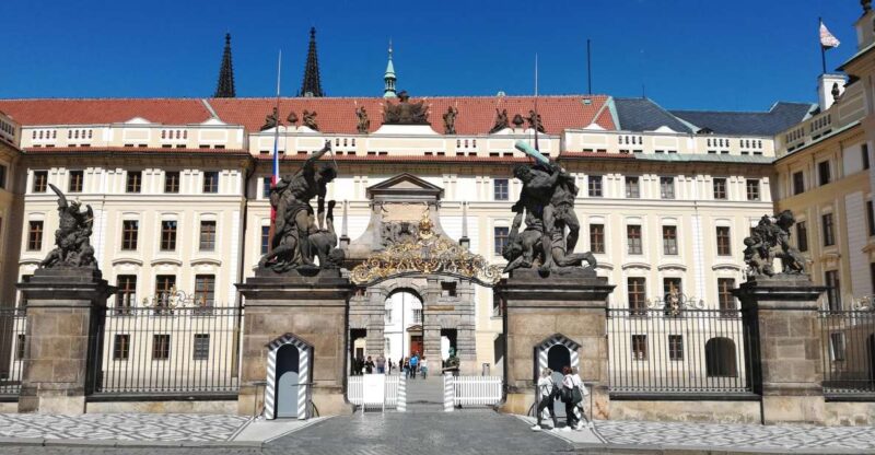 Prague: Tour to Prague Castle with tickets included. Spanish - Tram Ride to the Castle: A Scenic Transit