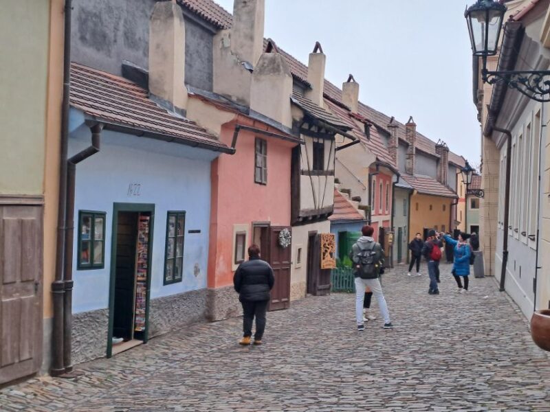 Prague: Tour to Prague Castle with tickets included. Spanish - Exploring the Castle Courtyards and Main Attractions