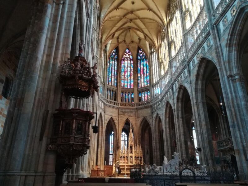 Prague: Tour to Prague Castle with tickets included. Spanish - Practical Details: Meeting Point and Accessibility