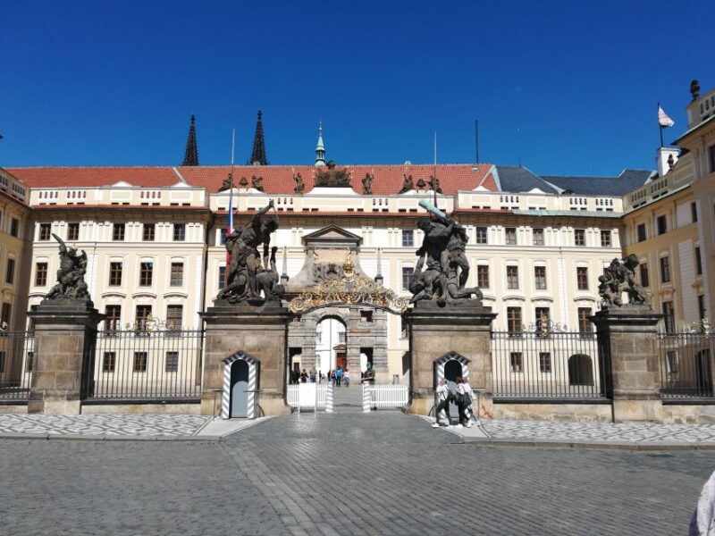 Prague: Tour to Prague Castle with tickets included. Spanish - Comparing Similar Experiences in Prague