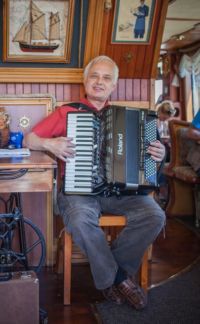 Prague: Vltava River Evening Dinner Cruise - What the Buffet Dinner Offers and Its Limitations