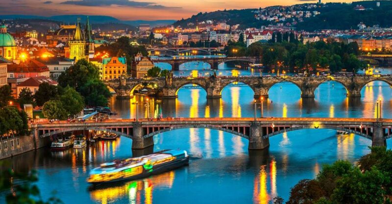 Prague: Vltava River Night Cruise with Buffet - Key Points