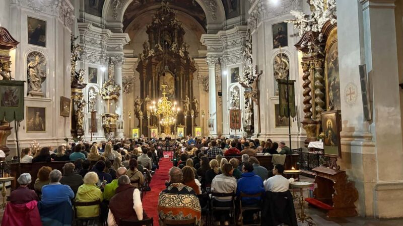 Praha:Vivaldiho koncert ty roních dob a dalí Klementinum - The Historic Set-Up: The Cathedral of St. Clement