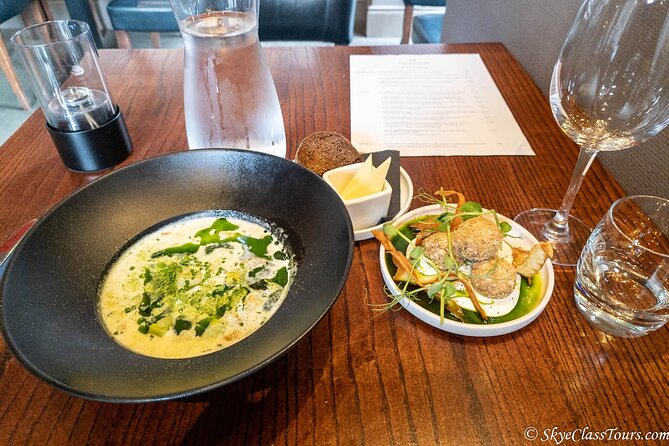 Premium Edinburgh Traditional Food Tour - Exploring the Royal Mile: Highlights and Photo Opportunities