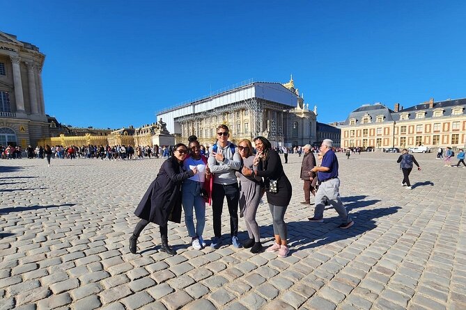 PREMIUM Versailles Golf Carts and Bikes Guided Tour with Lunch - Meeting Point and Logistics