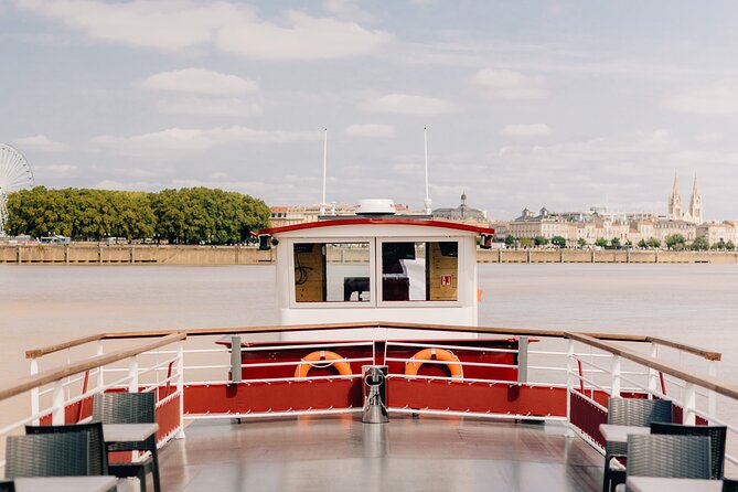 Prestige Commented Cruise glass of wine and Canelé in Bordeaux - The Guide and Commentary Style