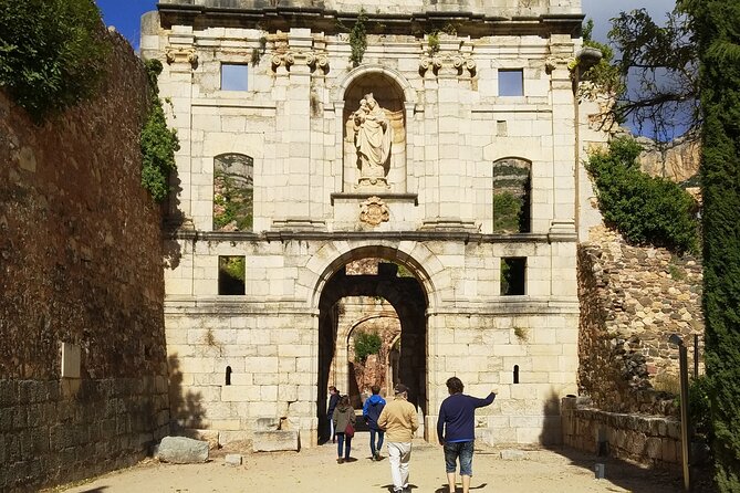 Priorat tour to 3 small wineries and hotel pick-up - The Expertise of Guides and Sommeliers