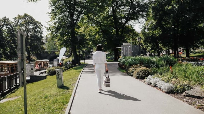 Private 1H Riga Old Town Photoshoot & exploration - Exploring Rigas Old Town from the House of the Black Heads