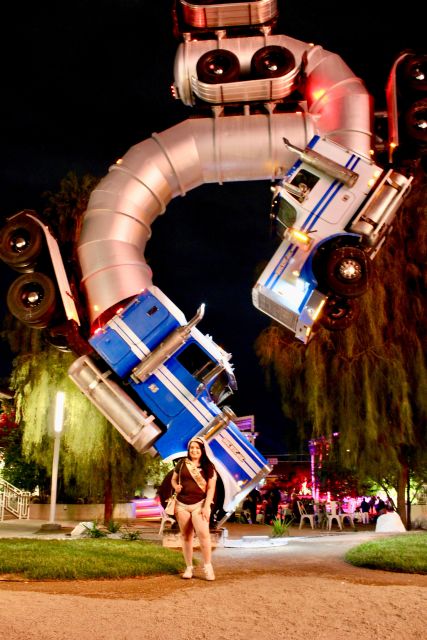 Private 2-Hour LV Limo Tour with Champagne and LV Goodies - Iconic Sights on the Las Vegas Strip at Night