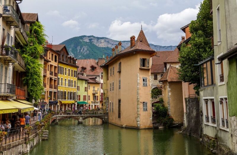 Private 2-hour Walking Tour of Annecy with official guide - Accessibility and Group Size