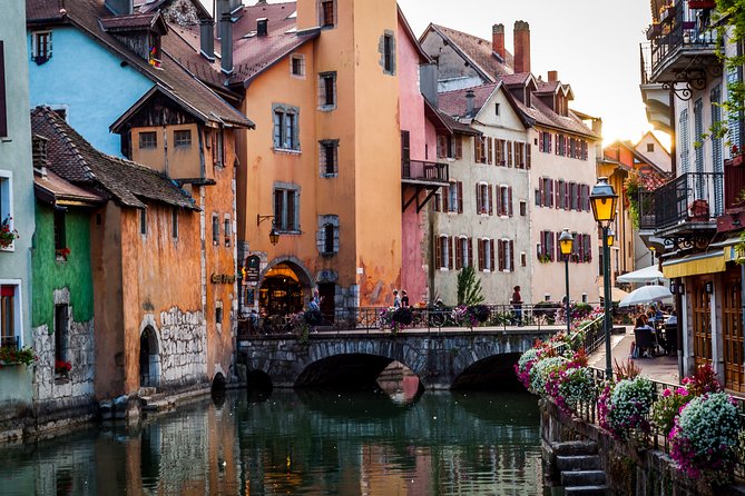 Private 2-hour Walking Tour of Annecy with official tour guide - Crossing the Pont des Amours