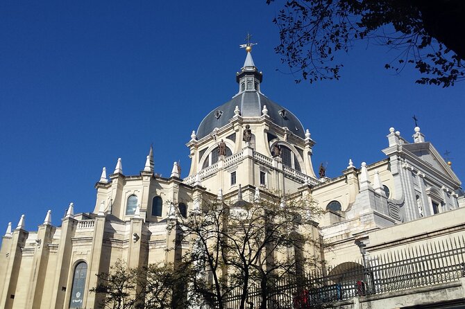 Private 3-Hour Group Tour in Madrid - The Guide’s Style and Guest Experience