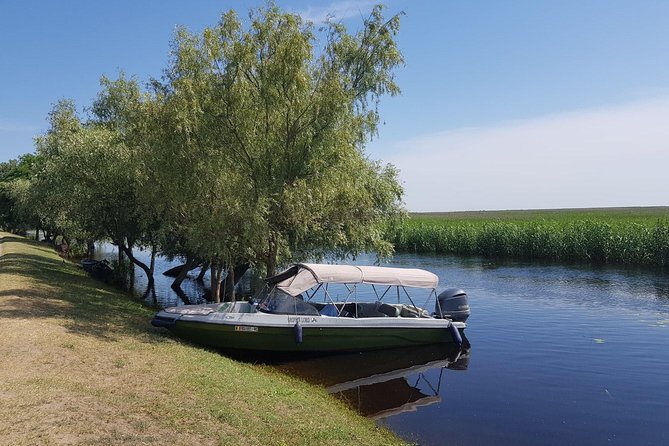 PRIVATE 4-5h speedboat tour to the village Mila23 - Key Points