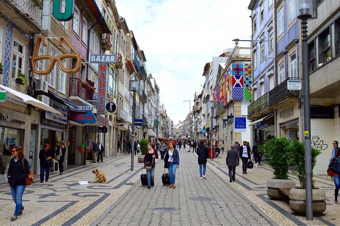 Private 4 hours tour of the "Main Monuments" in Oporto w/ pick up - Shopping and historic charm along Rua Santa Catarina