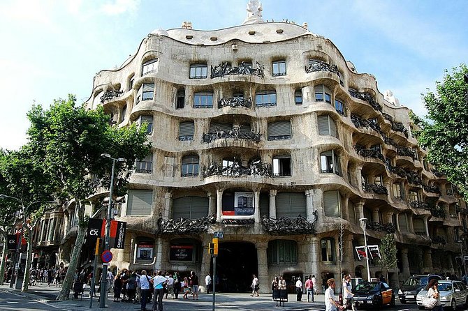 Private 4h Tour Of Camp Nou And Most Emblematic Sites Of Barcelona with pick up - Convenient Pickup and Private Transport in Barcelona