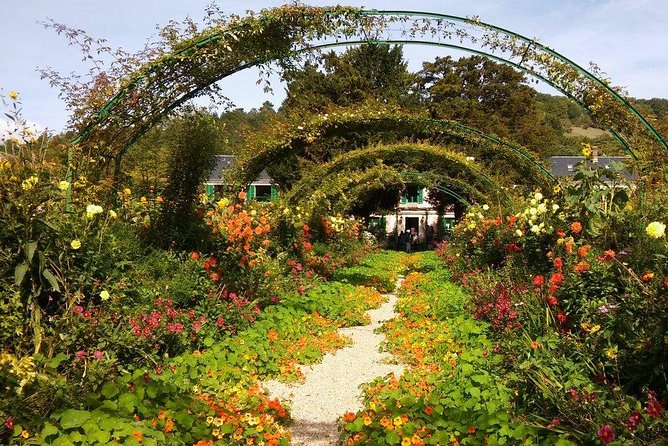 Private 5-hour Round Transfer to Giverny, Claude Monet museum from Paris - An Efficient and Comfortable Transfer to Giverny’s Monet Museum