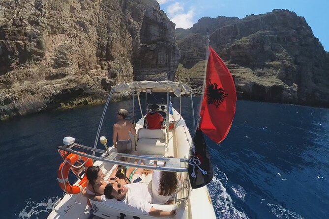 Private 6 H Boat Dafina Bay & Bear's Bay - The Hidden Wonder of Dafina Cave and Beach