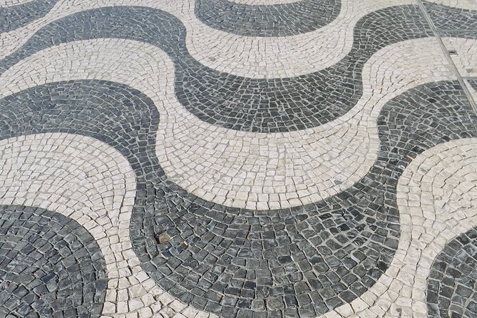 Private 6 or 10 Food Tasting and City Highlights Tour in Lisbon - Food and Drink Options: Alcoholic and Non-Alcoholic Choices