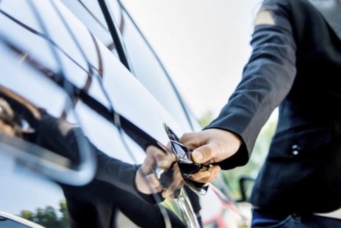 Private airport transfer: from the airport to the city of Luxembourg - Comparing this transfer with local transportation options