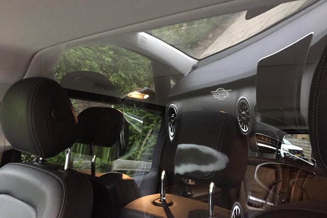 Private Amsterdam Departure Transfer to AMS Schiphol Airport - How the Flight Monitoring Enhances Reliability