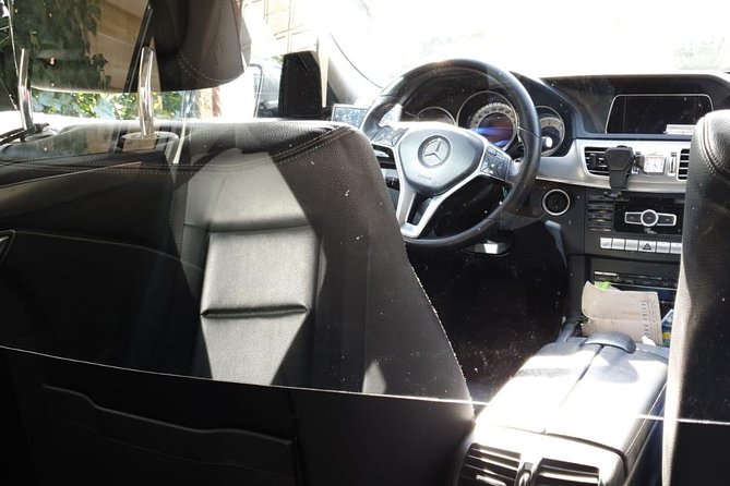 Private Amsterdam Departure Transfer to AMS Schiphol Airport - Who Should Consider This Transfer Service?