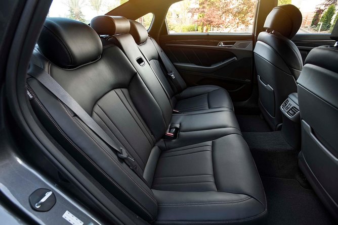 Private Arrival Transfer - YYZ Airport to Toronto Downton Hotel & Accommodations - Easy and Personalized Airport Pickup in Toronto