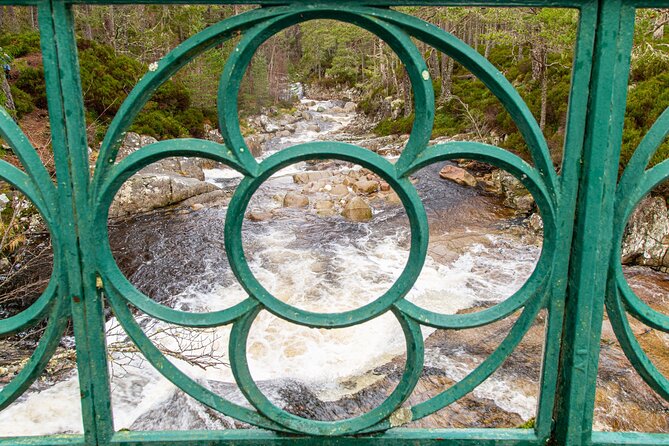 Private Balmoral Walking Tour to Queens Secret Cabin & the Castle - Exploring the Queen’s Secret Cabin in Ballochbuie Forest
