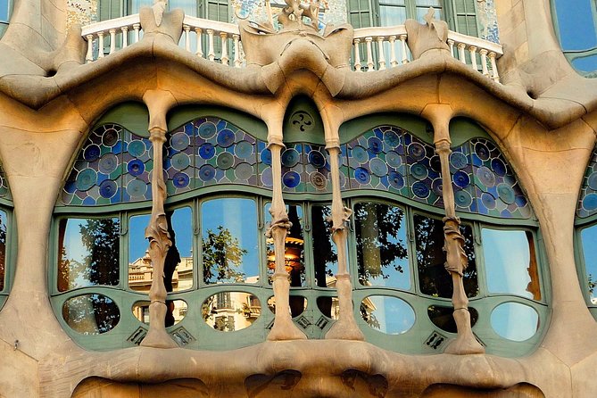 Private Barcelona and Park Güell Tour with hotel Pick-up - Stroll Through the Gothic Quarter’s Historic Charm