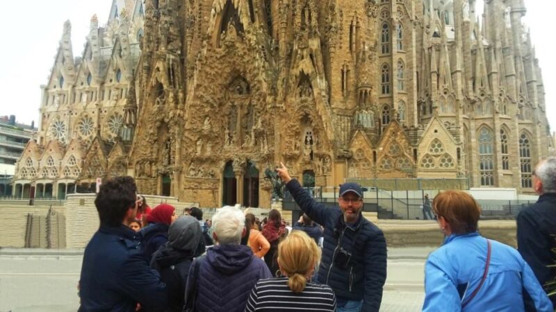 Private Barcelona Modernism and Gaudí Walking Tour - Exploring the Eixample Districts Modernist Gems