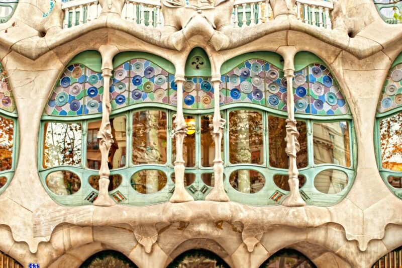 Private Barcelona Modernism and Gaudí Walking Tour - Discovering Other Architectural Highlights