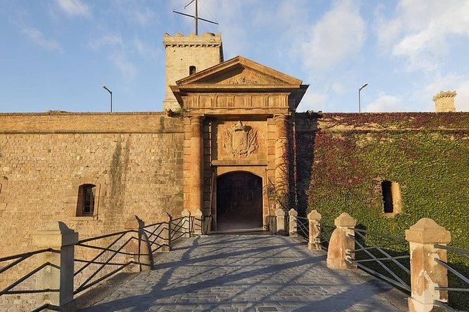 Private Barcelona Old Town & Sky Views: Montjuic Castle & Cable Car Tour - Private Access to Montjuic Castle and Its Dungeons