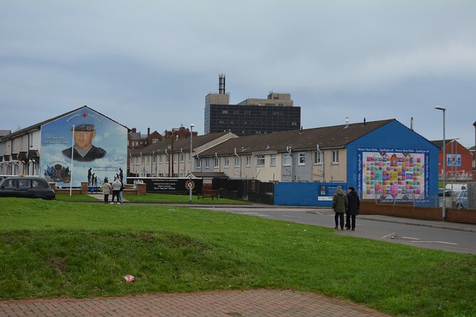 Private Belfast Taxi cab Tour - Exploring Sinn Féin’s Headquarters at Falls Road Library