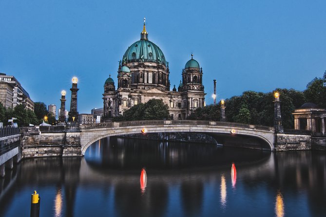 Private Berlin WWII and Cold War History Tour with Local Expert Guide - Tasting Classic Berlin Currywurst on the Go