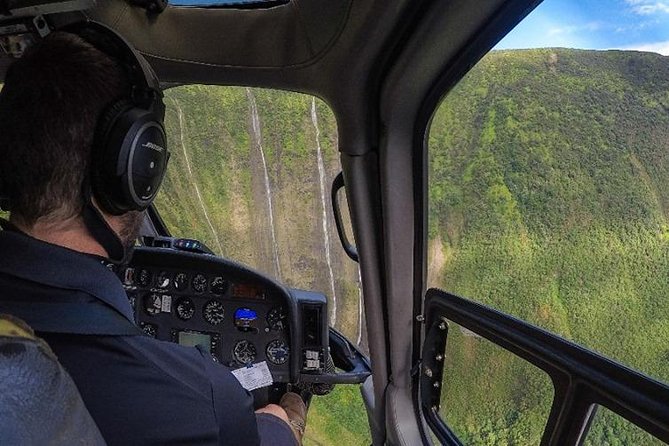 Private Big Island Experience: 3 of 4 Window Seats - What You See During the Flight: Volcanoes, Waterfalls, and Coastlines