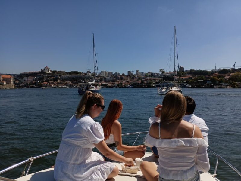 Private Boat Tour 6 Bridges 1h30, up to 6px Sunset Option - Key Points