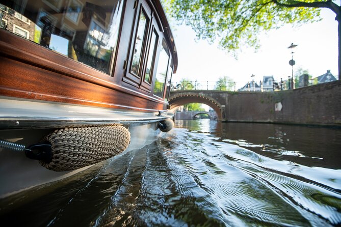 Private Boat Tour Amsterdam - 90 Min incl. welcome drink on historic saloon boat - Drinks and Refreshments: Welcome Drink and Onboard Minibar