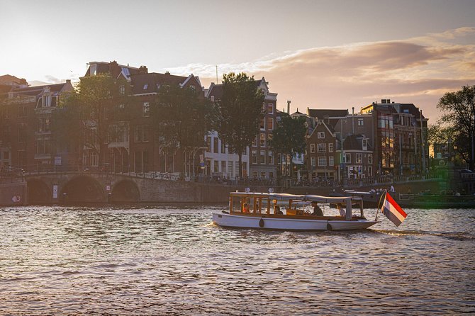 Private Boat Tour Amsterdam - 90 Min incl. welcome drink on historic saloon boat - The Atmosphere: Cozy, Intimate, and Comfortable