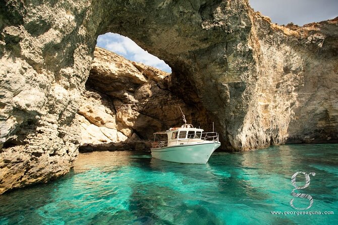 Private Boat Tour Experience with Snorkeling Blue Lagoon and Comino - Key Points